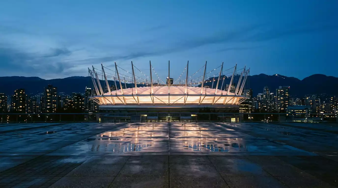 BC Place Stadium in Vancouver mit der weissen Membran-Dachkonstruktion am Abend