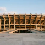 Das Estadio Azteca in Mexico City von aussen mit den Bergen im Hintergrund