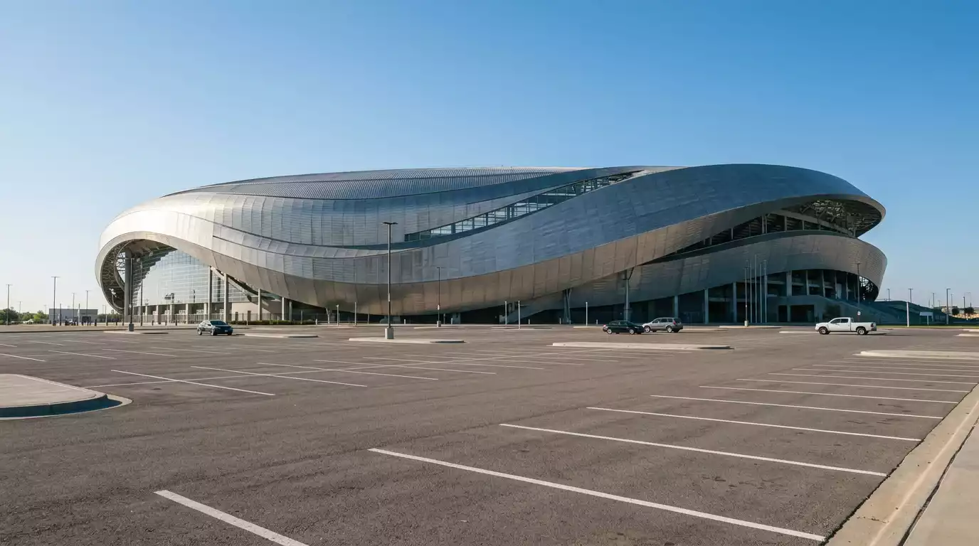 Aussenansicht des MetLife Stadium in East Rutherford bei klarem Tageslicht mit Parkplatz im Vordergrund