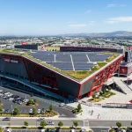 Aussenansicht des Levi's Stadium in Santa Clara mit der grünen Photovoltaik-Dachterrasse