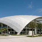 Das SoFi Stadium in Inglewood mit seiner geschwungenen Dachkonstruktion bei Tageslicht