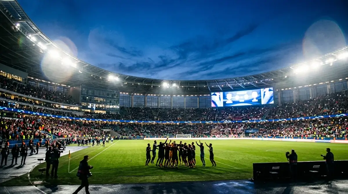 Nächtliches WM-Stadion nach dem Schlusspfiff mit leuchtender Anzeigetafel und feiernden Silhouetten auf dem Rasen